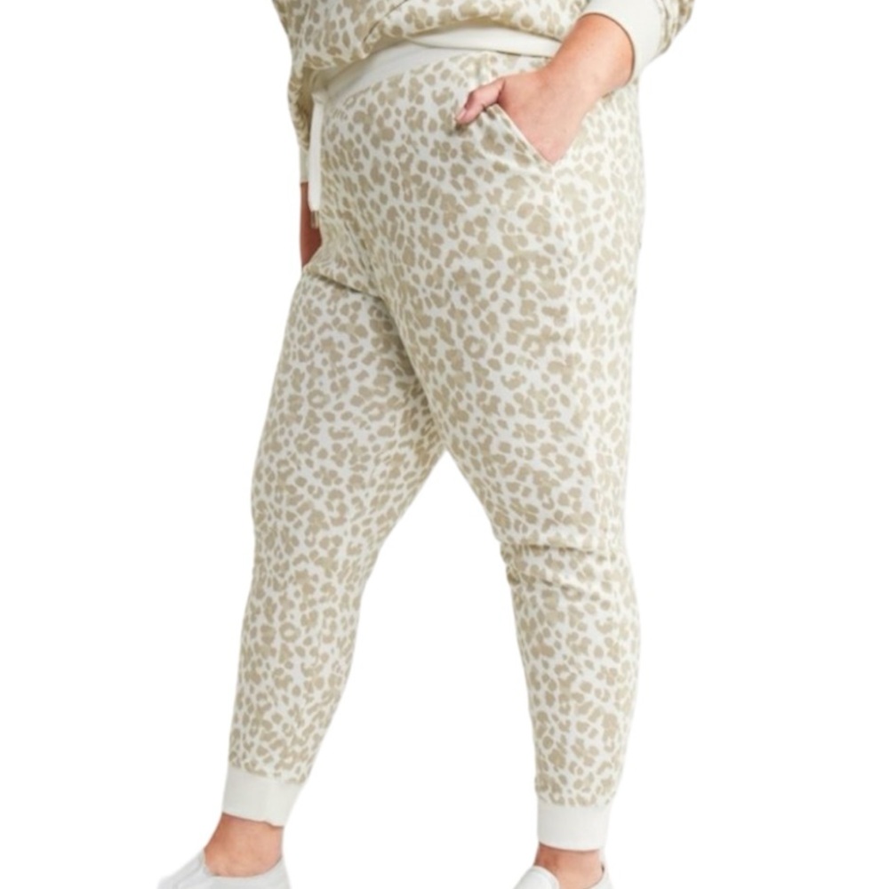 Old Navy | Leopard Print Mid-Rise Cozy Faux-Fur Jogger Sweatpants